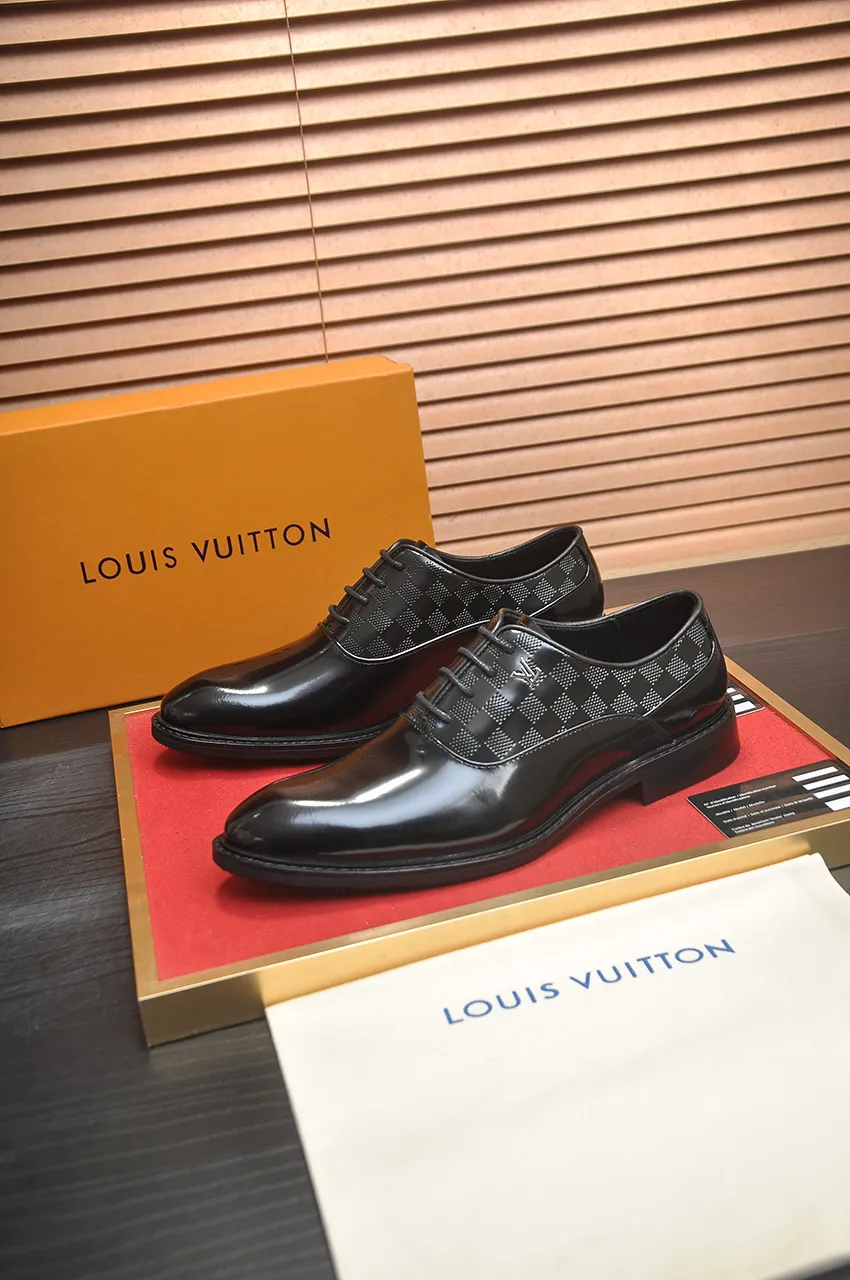 Men's men's shoes 💰460💶 [LV] (all high-end sheep lining) 🍀LV's latest genuine leather business suit shoes are launched simultaneously on the official website. The first-layer cowhide imported from Italy is made of heavy gold, 💥official website 1:1 rubber outsole. Versatile to wear, high-end without losing class, and the color combination is extraordinary. This four-season style is alluring when worn on your feet, showing off your big-name flair. Standard code 38-45 (45 customized)